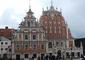 turistipercaso Riga_Casa_teste_nere
