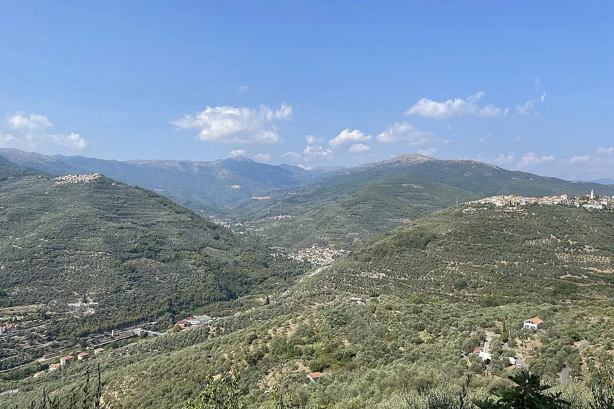 La valle impero vista da borgata castello di Chiusanico