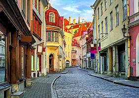 turistipercaso Narrow street in the old town of Tallinn, Estonia