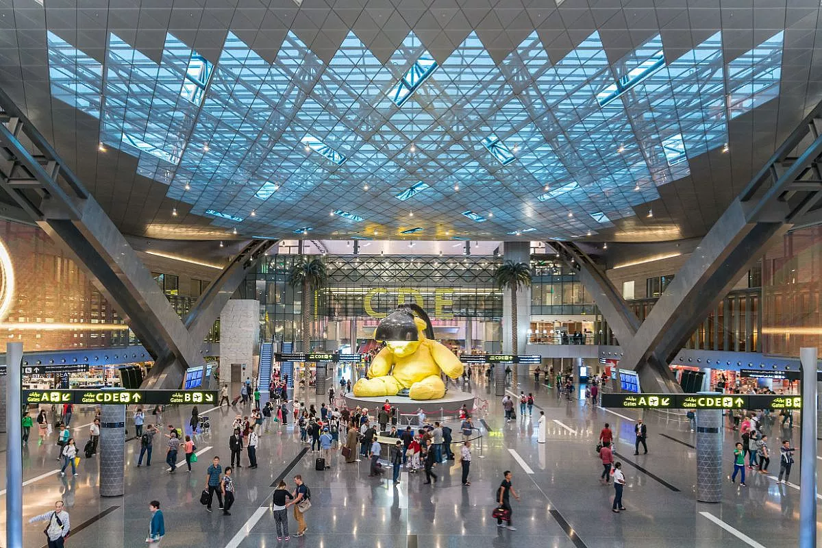 Hai in programma un viaggio in Australia (ad esempio da Roma o Milano con Qatar Airways) farai scalo a Doha e ti stai domandando se serve il visto? Difficilmente viene organizzata una vacanza in questa città del Qatar, ma se hai l’occasione di fermarti per più di qualche giorno vale davvero la pena visitarla. Ecco tutto quello che devi sapere per evitare problemi e goderti lo scalo, più o meno lungo. Scalo a Doha: serve il visto? Ecco quando occorre quello turistico e quanto vale L’ambasciata d’Italia in Qatar precisa quali sono le regole di accesso in questo paese per i cittadini italiani: a chi vi si reca per motivi turistici viene rilasciato il visto turistico gratuito che si ottiene direttamente all’arrivo in aeroporto a Doha, a passo che si possieda: - un biglietto di ritorno confermato - un passaporto con validità residua minima di sei mesi. La durata del visto emesso all’arrivo nel Paese è di regola di 30 giorni, estendibili fino a 90 giorni previo il pagamento dell’assicurazione sanitaria e la presentazione della richiesta di estensione agli appositi sportelli dell’ufficio immigrazione. In alcuni casi è possibile che venga richiesto di esibire anche una prenotazione alberghiera al fine di usufruire del visto turistico all’arrivo. Le stesse regole si applicano per i passeggeri in ingresso dalla frontiera terrestre con l’Arabia Saudita (Abu Samra). In caso di transito invece? Lounge o escursioni in città In caso di transito, ovvero di connessione aerea presso l’Aeroporto Internazionale Hamad che, quindi, non richiede la permanenza in Qatar, non è necessario richiedere alcun visto per i cittadini italiani. In quest’ultimo caso è possibile usufruire di una delle Lounge dell’aeroporto di Hamad, ovvero delle oasi di pace presso le quali riposare e trascorrere le ore di attesa tra un volo e l’altro. La scelta della Lounge, però, non è libera e dipende dal tipo di biglietto del quale si è in possesso. Ad esempio, se sei in possesso di un biglietto di first puoi accedere alla lounge Al Safwa, che è tra le migliori al mondo; non viene fatta alcuna distinzione per le rotte o quanto tempo manchi ancora al volo, se viaggia in business o first con compagnie oneWorld puoi entrare senza problema. In alternativa, Qatar Airways, in caso di stop di molte ore a Doha, offre la possibilità di fare delle escursioni per andare alla scoperta della capitale del Qatar a prezzo agevolato (meno di 20 € a persona). Bello no? Il consiglio è di prenotare l’escursione prima possibile (i posti non sono molti), cercando il punto informazioni Qatar Airways che si trova sotto all’enorme B che indica la zona dell’aeroporto e che si vede dalla piazza principale. I tour gratuiti sono disponibili per chi fa uno scalo a Doga superiore alle 5 ore e inferiore alle 24. A bordo del pullman Granturismo è quindi possibile scoprire le bellezze di questa città, ammirare lo skyline di luci e moschee, le corniche, ovvero l’antico porto una volta utilizzato per la raccolta delle perle e i quartieri lussuosi come The Pearl-Qatar, oppure Souq Waqif, cioè il “mercato iraniano” dove acquistare molti prodotti locali e vivere l’atmosfera più autentica di Doha. Buon viaggio e buon scalo!