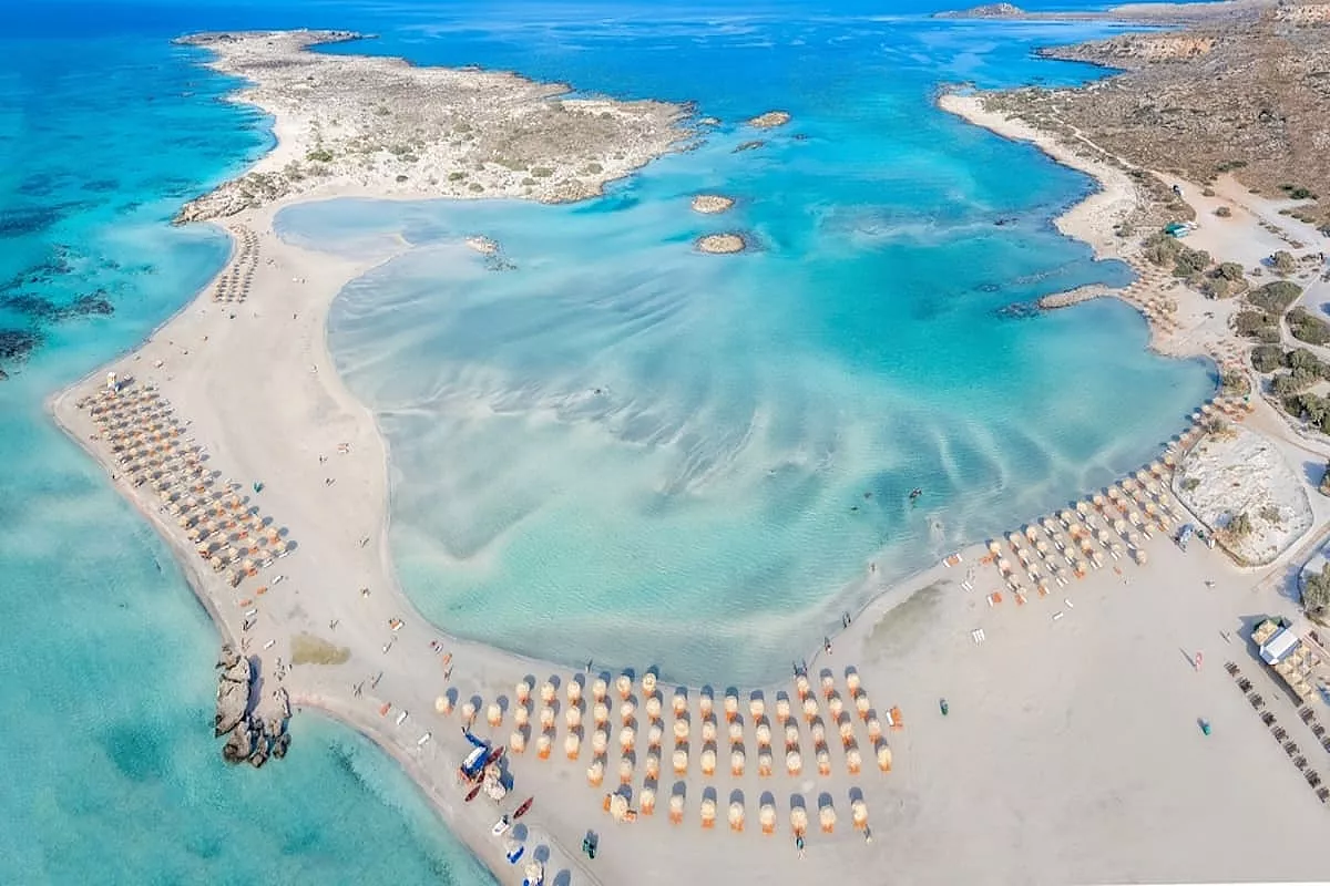 Vista dall'alto di Elafonissi, a Creta, una delle spiagge più belle al mondo