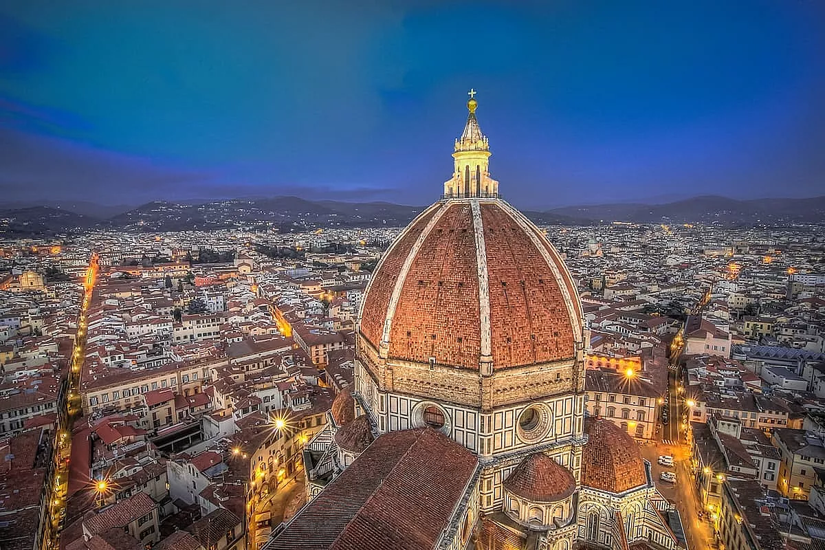 Vista notturna della città di Firenze, una delle più importanti città d'arte al mondo