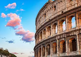 turistipercaso Colosseum at sunset in Rome, Italy
