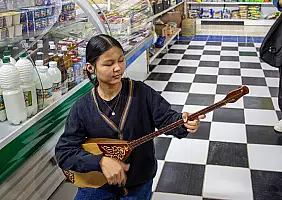 turistipercaso 5_Suonatrice_di_dombra_