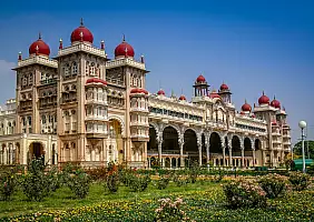 turistipercaso The beautiful Maharajahs Palace in Mysore, Karnataka, India