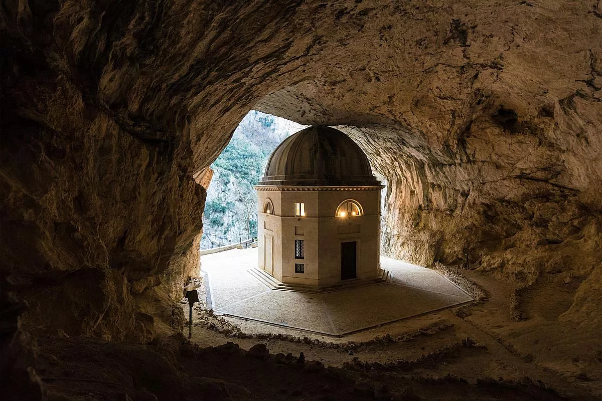 Il Tempio del Valadier a Genga, tempietto ottagonale dalla cupola in piombo, immerso in una piccola grotta