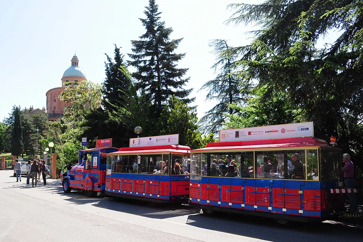 In treno al Santuario di San Luca di Bologna