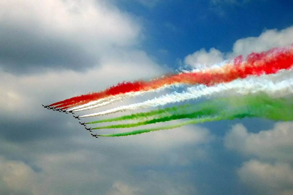 Frecce Tricolori in cielo per la Festa della Repubblica, aerei che disegnano la bandiera Italiana fra le nuvole