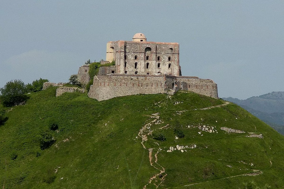 Vista del Forte Diamante da lontano, sul picco del Monte Diamante, sopra Genova, Liguria.
