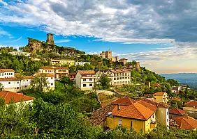 turistipercaso Kruja castle in a beautiful summer day, Albania