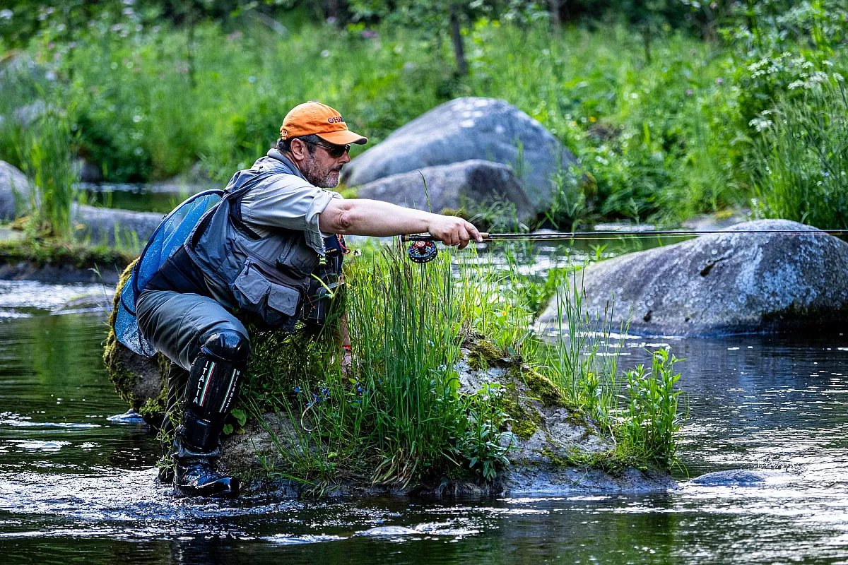 Un atleta di pesca sportiva nel fiume