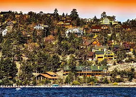 turistipercaso View of Big Bear Lake lakefront cottages at sunset.