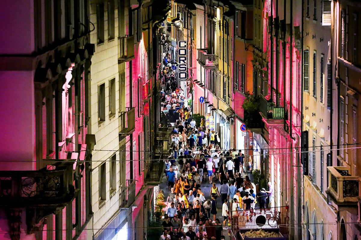 Una vista di una strada piena per l'evento dei Venerdì Piacentini