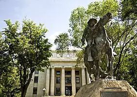 turistipercaso Statue of horseman in front of Yavapai County Courthouse