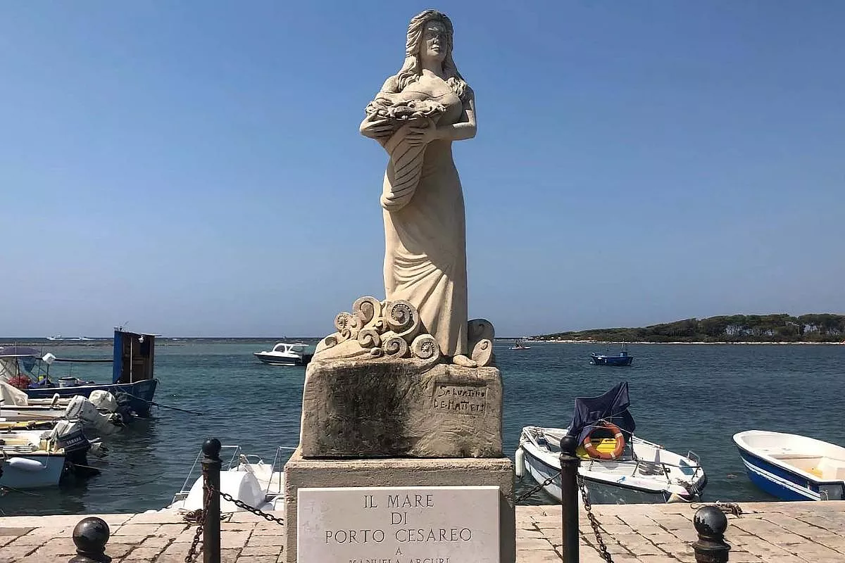 Statua di Manuela Arcuri a Porto Cesareo