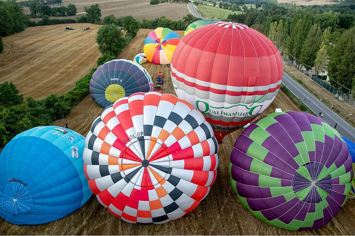 Le mongolfiere della sagrantino cup in attesa di venire alzate