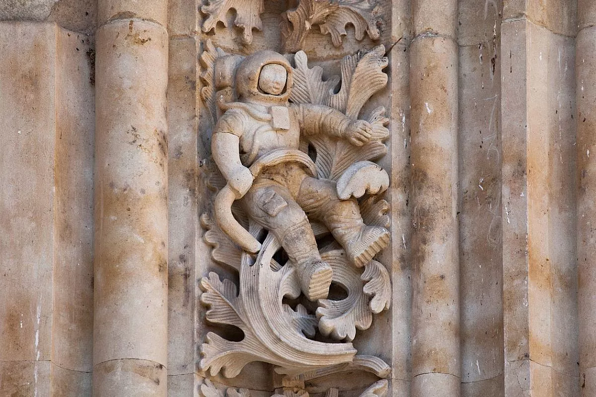Astronauta scolpito nella pietra della facciata della Cattedrale di Salamanca