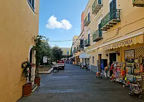 turistipercaso ventotene centro storico_2460209627