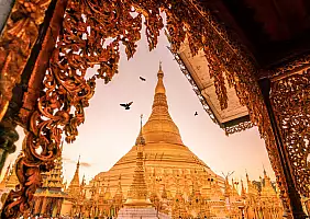turistipercaso Sunrise at the Shwedagon Pagoda in Yangon