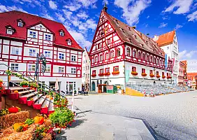 turistipercaso Nordlingen, Germany. Charming old city in Bavaria, Swabia. Marktplatz, autumn season.