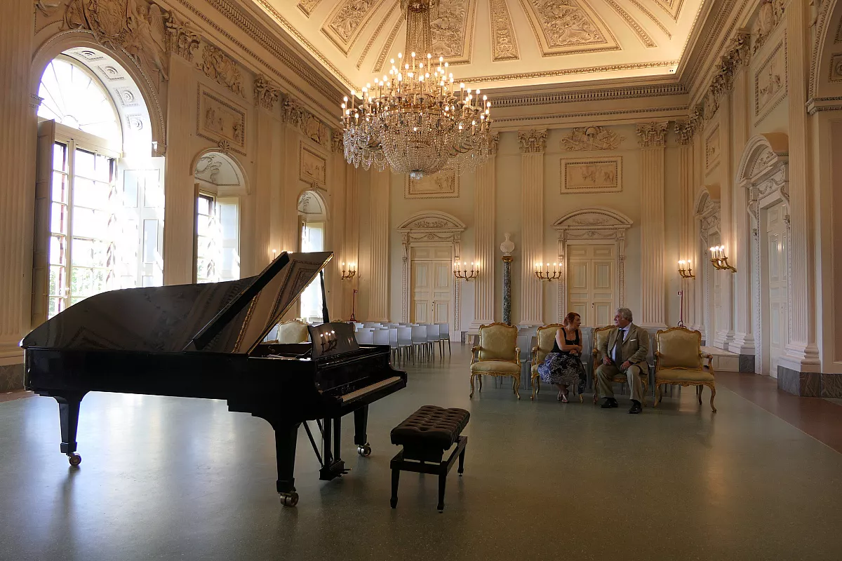 Syusy Blady nel salone della Villa Medicea del Poggio Imperiale a Firenze con il Presidente dell'educandato