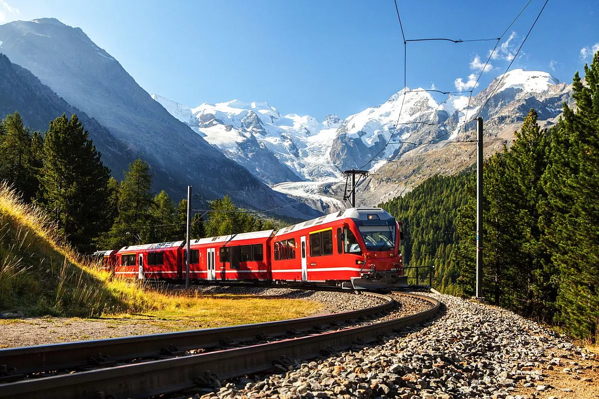 Treno in Svizzera sulle Alpi