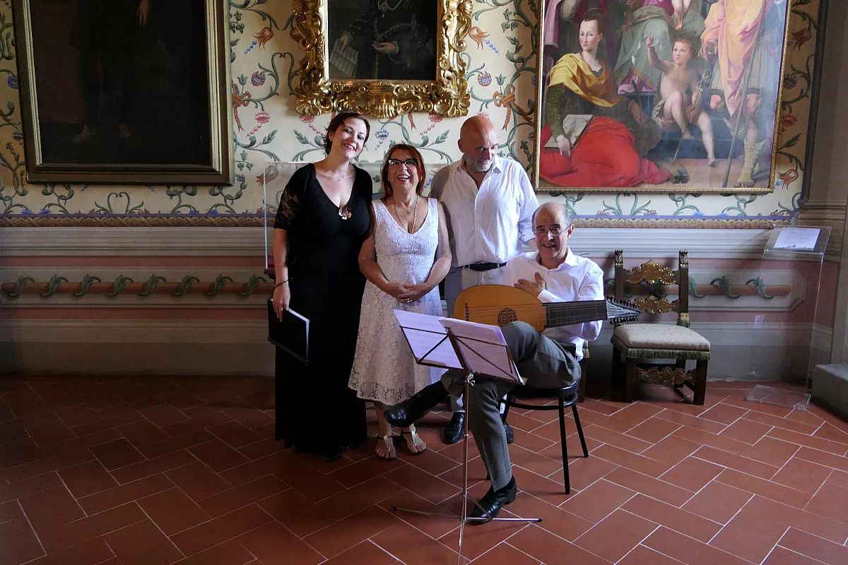 Syusy Blady con tre membri del gruppo Auser Musici alla Villa Medicea di Cerreto Guidi