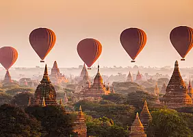 turistipercaso Balloon over plain of Bagan in misty morning, Myanmar