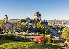 turistipercaso The Frontenac Castle in Old Quebec City in the beautiful autumn season