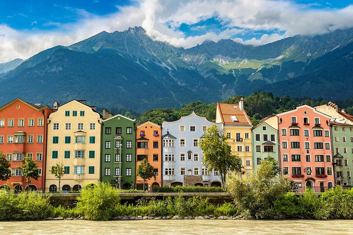 È la capitale del Tirolo: tra tettucci d’oro, castelli e cascate di cristalli, ecco le 10 cose da non perdere in città