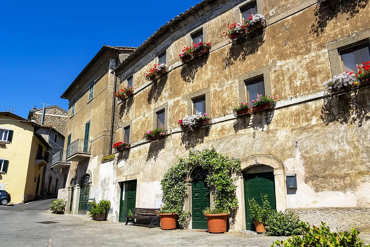 Nel cuore dell’Alto Lazio c’è un piccolissimo borgo che affascina, incanta e stupisce con il suo immenso patrimonio storico