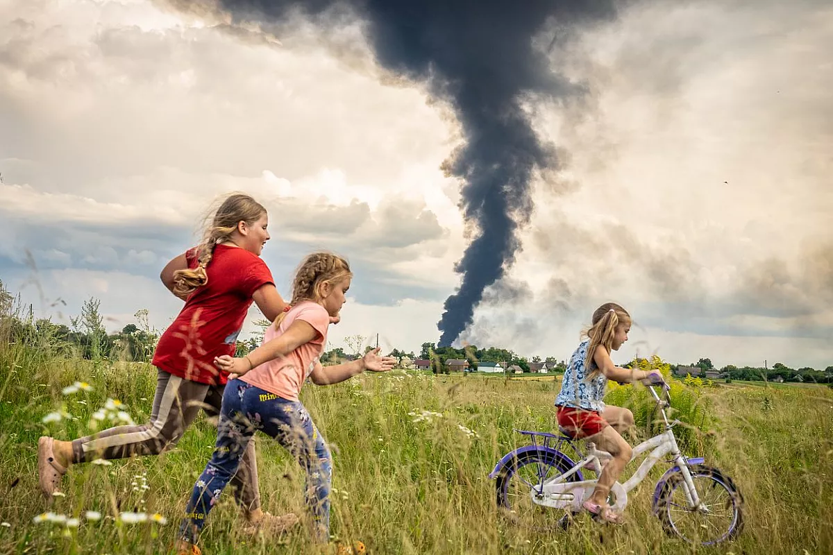 © Patryk Jaracz “Kids Learning How To Ride a Bicycle” – Festival della Fotografia etica di Lodi