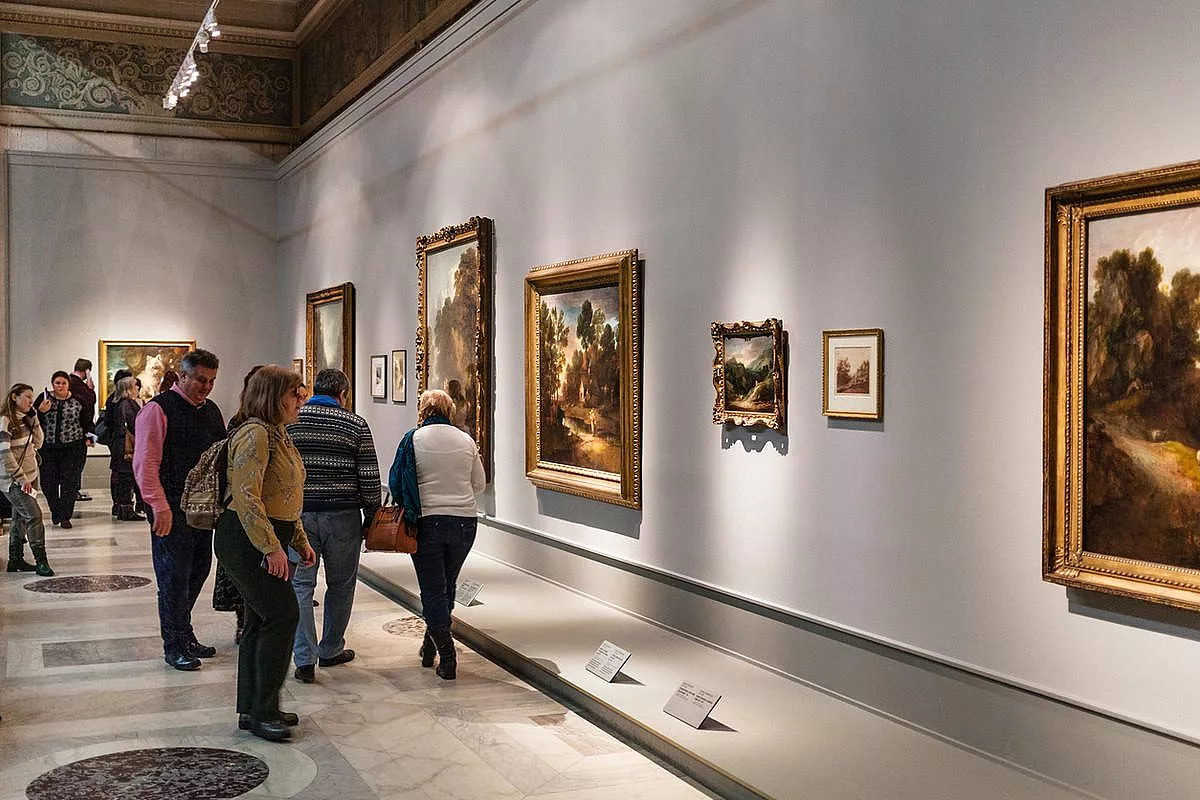 Persone in museo