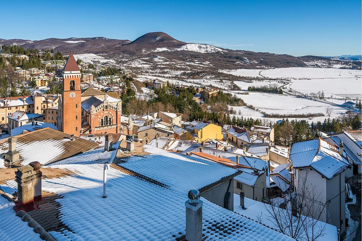 Rivisondoli innevata in periodo invernale