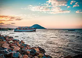 turistipercaso Relaxing sunset over the Malawi lake