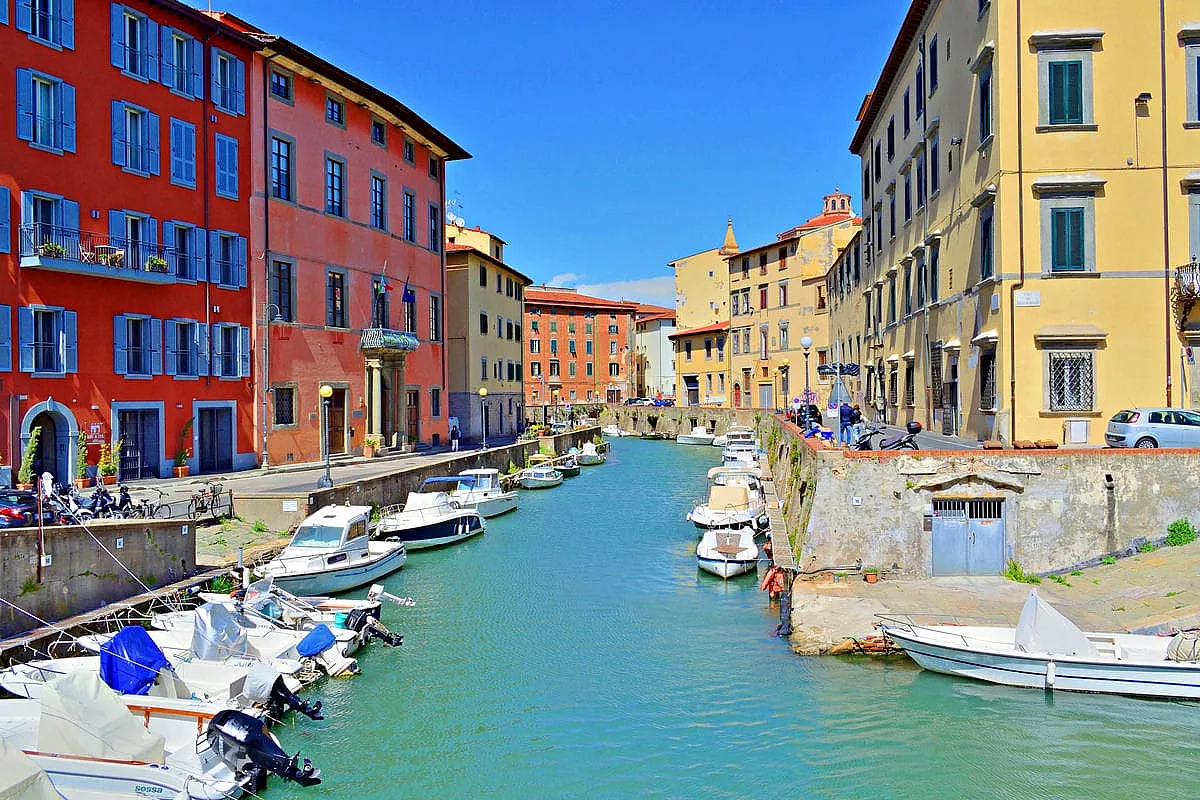 Una piccola Venezia, ma affacciata sul Mar Tirreno: tra terrazze e mercati d’autore, questa città è la piacevole scoperta della Toscana