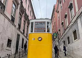turistipercaso tram_Lisbona