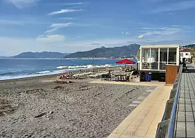 turistipercaso spiaggia_fine_estate