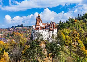turistipercaso Brasov,,Transylvania.,Romania.,The,Medieval,Castle,Of,Bran,,Known,For