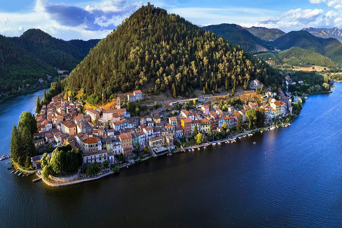 Il lago che abbraccia il borgo
