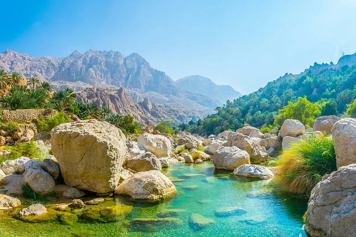 Non solo mare: il deserto ‘verde’ della Penisola Arabica è una meraviglia che si apre ai turisti con le sue ricchezze