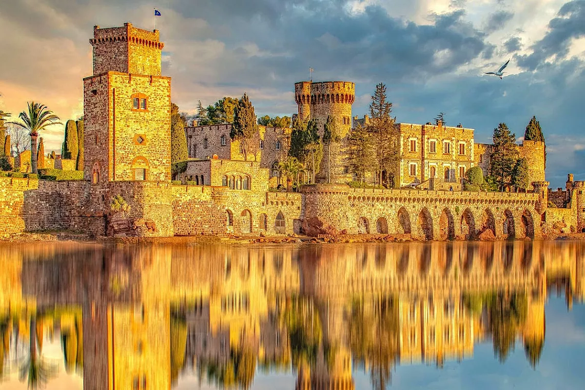 Sembra un castello medievale ma è un’opera d’arte moderna: il maniero surreale bagnato dal mare