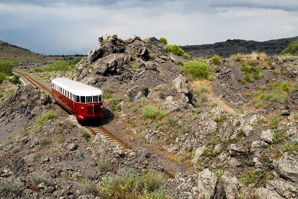 Che percorso fa la Ferrovia Circumetnea in Sicilia