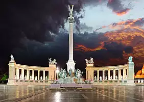 turistipercaso piazza-degli-eroi-budapest