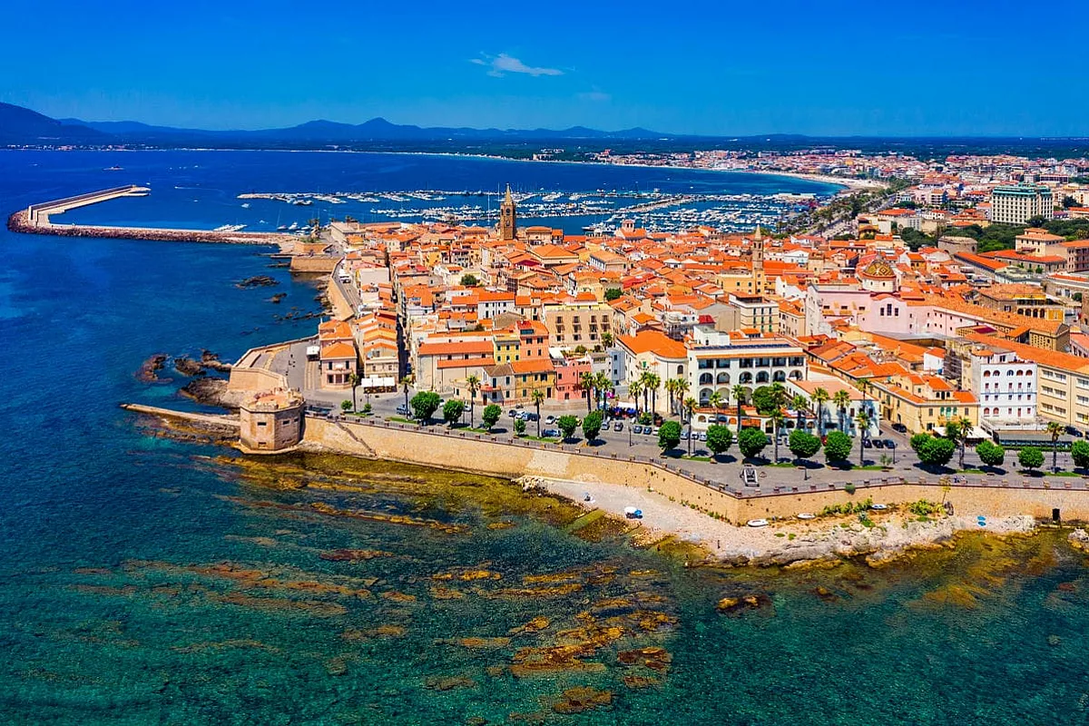 È la piccola Barcellona italiana: in questa città sull’isola parlano tutti catalano, e ti sembrerà quasi di trovarti sulla Rambla