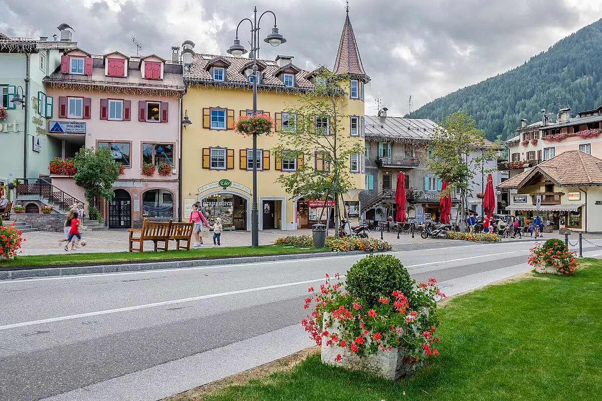 La storia del coloratissimo borgo delle Dolomiti e del suo rapporto speciale con la Turchia