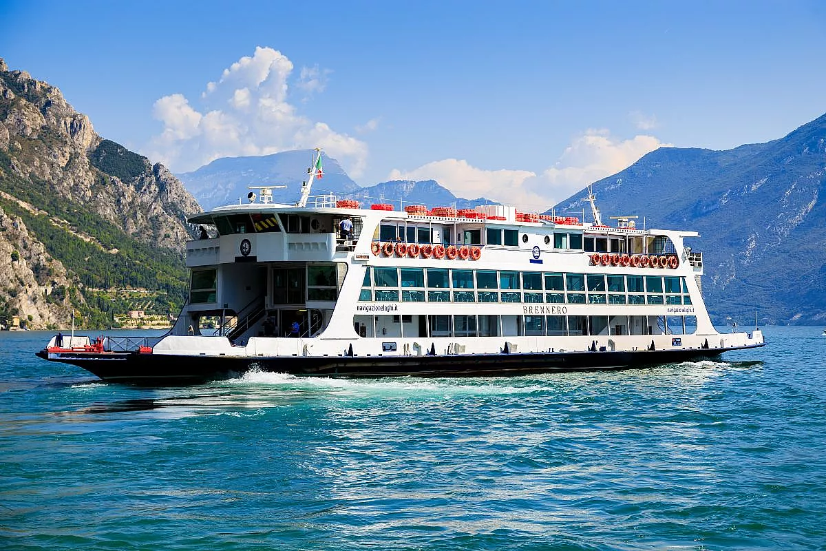 Una giornata tra ville venete e acque cristalline: come organizzare la gita perfetta in barca sul lago più grande d’Italia