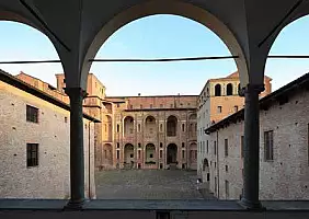 turistipercaso 3. palazzo farnese da loggia viscontea