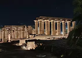 turistipercaso 8_LUXOR_DI_SERA