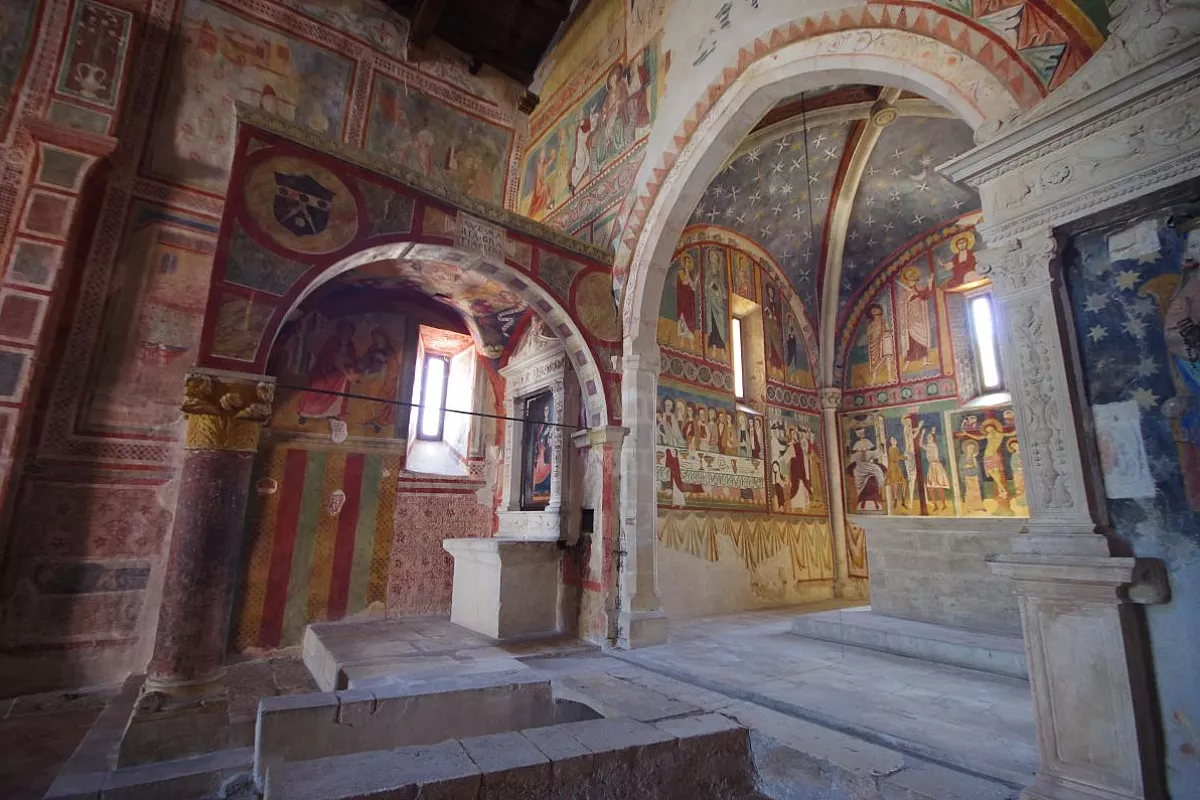 Chiesa di Santa Maria ad Cryptas a Fossa